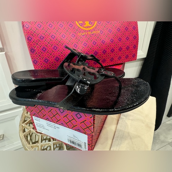 ❌SOLD❌Tory Burch’ Iconic Miller, Soft Patent Leather Sandal, Perfect Black - Picture 5 of 6